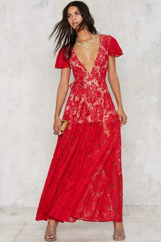 Come indossare e abbinare un vestito lungo di pizzo rosso: Metti un vestito lungo di pizzo rosso per un look raffinato. Questo outfit si abbina perfettamente a un paio di sandali con tacco in pelle scamosciata beige.