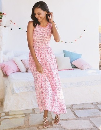 Look alla moda per donna: Vestito lungo stampato rosa, Infradito in pelle bianchi