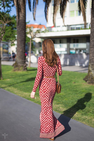 Come indossare e abbinare una borsa a tracolla in pelle beige in modo casual: Prova ad abbinare un vestito lungo stampato rosso con una borsa a tracolla in pelle beige per le giornate pigre.
