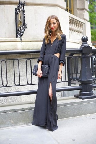 Come indossare e abbinare una borsa nera quando fa molto caldo in modo casual: Opta per un vestito lungo tagliato nero e una borsa nera per una sensazione di semplicità e spensieratezza.