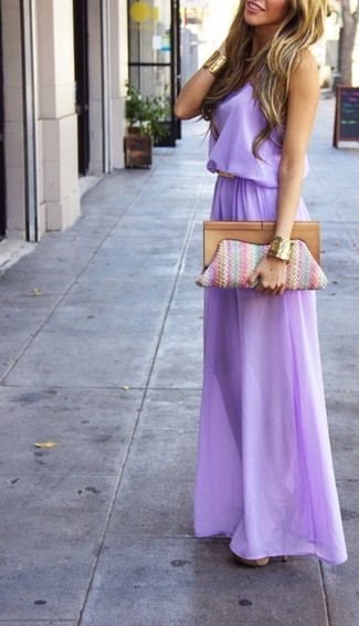 Quale sandali con tacco indossare con un vestito lungo viola chiaro: Potresti indossare un vestito lungo viola chiaro per creare un look raffinato e glamour. Un paio di sandali con tacco si abbina alla perfezione a una grande varietà di outfit.
