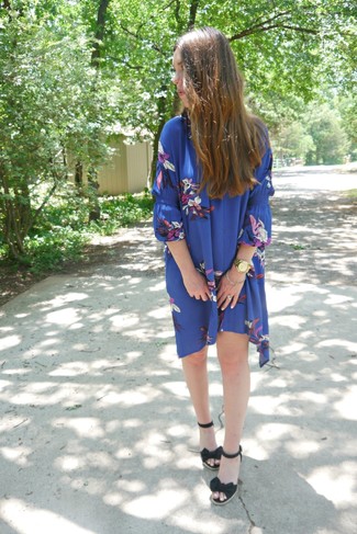 Trend da donna 2024 in modo smart-casual: Indossa un vestito scampanato a fiori blu per affrontare con facilità la tua giornata. Rifinisci questo look con un paio di sandali con zeppa di tela neri.