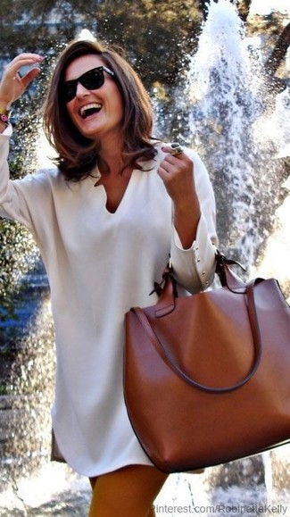 Come indossare e abbinare una borsa shopping in pelle marrone scuro: Metti un vestito scampanato beige e una borsa shopping in pelle marrone scuro per un'atmosfera casual-cool.