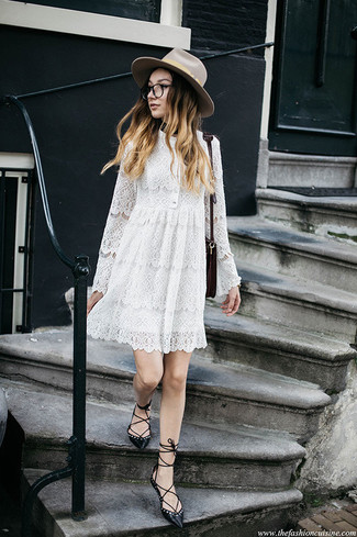Come indossare e abbinare scarpe basse: Scegli un vestito scampanato di pizzo bianco per un look raffinato per il tempo libero. Completa questo look con un paio di scarpe basse.