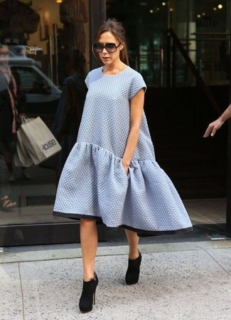 Moda donna anni 40: Potresti indossare un vestito scampanato con volant azzurro per un look trendy e alla mano. Questo outfit si abbina perfettamente a un paio di stivaletti in pelle scamosciata neri.