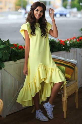 Come indossare e abbinare un vestito scampanato giallo: Scegli un outfit composto da un vestito scampanato giallo per un look raffinato. Indossa un paio di sneakers alte bianche per un tocco più rilassato.