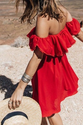 Come indossare e abbinare un borsalino di paglia beige: Combina un vestito scampanato con volant rosso con un borsalino di paglia beige per un look comfy-casual.