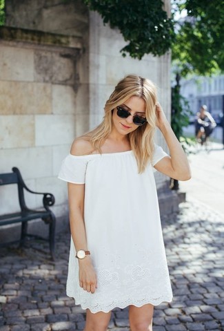 Come indossare e abbinare un vestito scampanato di pizzo bianco per una donna di 30 anni: Opta per un vestito scampanato di pizzo bianco per un look semplice, da indossare ogni giorno.