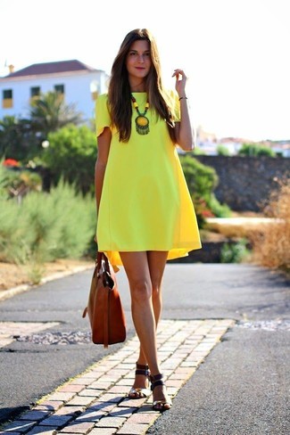 Come indossare e abbinare scarpe gialle in modo casual: Scegli un outfit composto da un vestito scampanato giallo per un look trendy e alla mano. Per distinguerti dagli altri, indossa un paio di sandali piatti in pelle dorati.