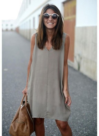 Come indossare e abbinare una borsa shopping beige quando fa molto caldo: Opta per un vestito scampanato grigio e una borsa shopping beige per un look comfy-casual.