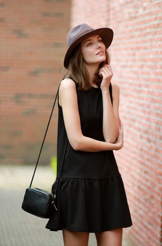 Come indossare e abbinare un vestito scampanato nero per una donna di 30 anni in autunno 2024: Vestiti con un vestito scampanato nero per un look raffinato per il tempo libero. Questo, ovviamente, è il look indispensabile per i mesi autunnali.