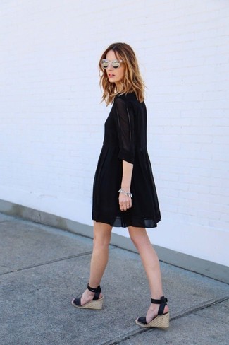 Come indossare e abbinare sandali con zeppa in pelle neri: Opta per un vestito scampanato nero per un look raffinato per il tempo libero. Perfeziona questo look con un paio di sandali con zeppa in pelle neri.