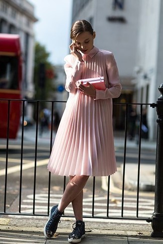 Come indossare e abbinare una pochette in primavera 2025: Indossa un vestito scampanato rosa con una pochette per un'atmosfera casual-cool. Rifinisci questo look con un paio di sneakers alte blu scuro. È buona idea per le temperature primaverili!