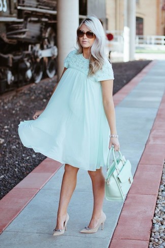 Come indossare e abbinare scarpe decorate per una donna di 30 anni: Opta per un vestito scampanato verde menta per essere casual. Completa questo look con un paio di décolleté in pelle scamosciata decorati beige.