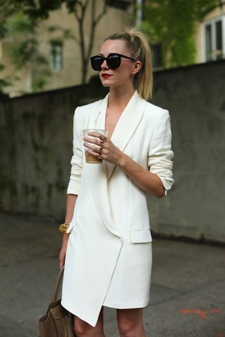 Come indossare e abbinare una borsa shopping in primavera 2025 in modo formale: Mostra il tuo stile in un vestito smoking bianco con una borsa shopping per un look comfy-casual. È buona idea per le temperature primaverili!