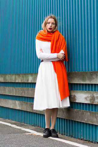 Come indossare e abbinare una sciarpa arancione in modo formale: Potresti indossare un vestito svasato bianco e una sciarpa arancione per un'atmosfera casual-cool. Indossa un paio di scarpe oxford in pelle nere per un tocco virile.
