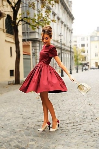 Come indossare e abbinare un vestito svasato rosso in modo formale: Una scelta semplice come un vestito svasato rosso può distinguerti dalla massa. Décolleté in pelle bianchi e rossi sono una valida scelta per completare il look.