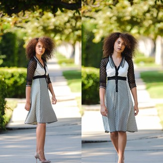 Look alla moda per donna: Vestito svasato con motivo a zigzag bianco e nero, Décolleté di raso grigi