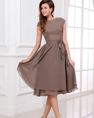 Come indossare e abbinare un vestito svasato di chiffon: Punta su un vestito svasato di chiffon per un look elegante e sofisticato.