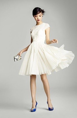 Look alla moda per donna: Vestito svasato di pizzo bianco, Décolleté di raso decorati blu, Pochette stampata bianca