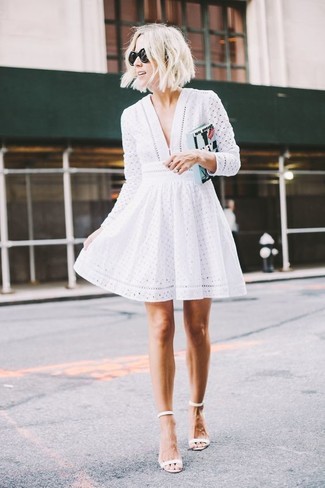 Quale vestito svasato indossare con sandali con tacco bianchi: Metti un vestito svasato per trovarti sotto i riflettori. Sandali con tacco bianchi sono una validissima scelta per completare il look.