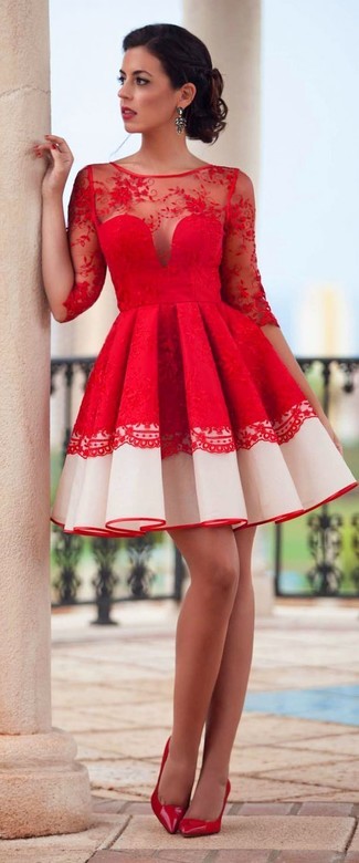 Come indossare e abbinare un vestito svasato rosso in modo formale: Mostra il tuo stile in un vestito svasato rosso per un look elegante e alla moda. Décolleté in pelle rossi sono una valida scelta per completare il look.