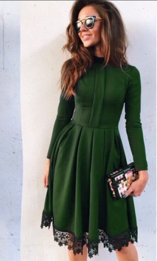 Come indossare e abbinare una borsa per una donna di 30 anni quando fa caldo in modo formale: Prova a combinare un vestito svasato di pizzo verde scuro con una borsa per essere casual.