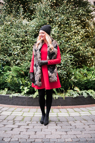 Come indossare e abbinare un collant di lana nero: Prova a combinare un vestito svasato di lana rosso con un collant di lana nero per essere casual. Questo outfit si abbina perfettamente a un paio di décolleté in pelle scamosciata neri.