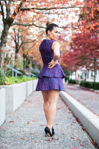 Come indossare e abbinare un vestito viola per una donna di 30 anni: Metti un vestito viola per creare un look smart casual. Décolleté in pelle scamosciata neri sono una eccellente scelta per completare il look.