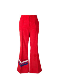 Pantaloni a campana rossi di Mira Mikati