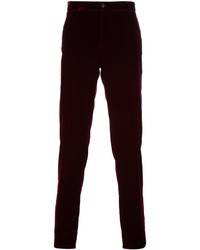 Pantaloni eleganti di velluto rossi di Giorgio Armani