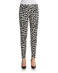 Pantaloni leopardati bianchi e neri