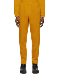 Pantaloni sportivi arancioni di Saul Nash