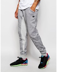Pantaloni sportivi grigi di adidas