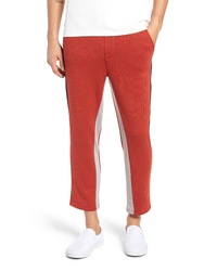 Pantaloni sportivi rossi e bianchi