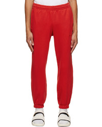 Pantaloni sportivi rossi di adidas x Humanrace by Pharrell Williams