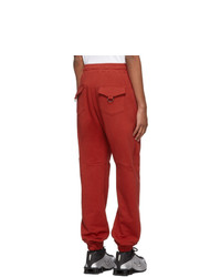 Pantaloni sportivi rossi di Pyer Moss