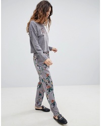 Pantaloni stretti in fondo a fiori grigi di Soaked in Luxury