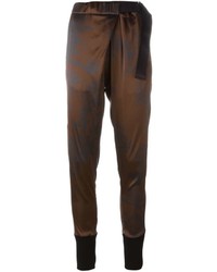 Pantaloni stretti in fondo di seta stampati marrone scuro di Ann Demeulemeester