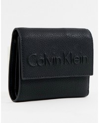 Pochette in pelle nera di Calvin Klein