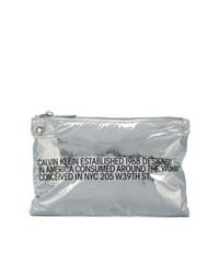 Pochette stampata argento di Calvin Klein 205W39nyc