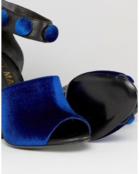 Sandali con tacco blu di Kat Maconie