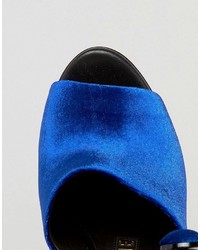 Sandali con tacco blu di Kat Maconie