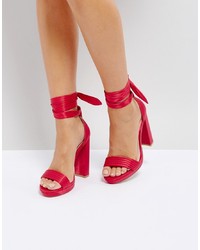 Sandali con tacco di raso rossi di Coco Wren
