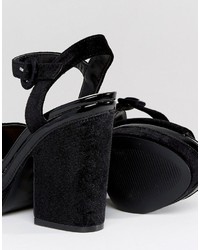 Sandali con tacco di velluto neri di Qupid