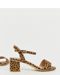 Sandali con tacco in pelle scamosciata leopardati marrone chiaro di New Look Wide Fit