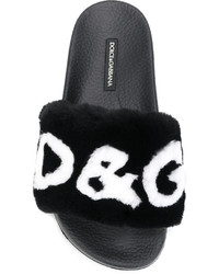 Sandali piatti di pelliccia neri di Dolce & Gabbana