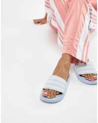 Sandali piatti in pelle azzurri di adidas Originals