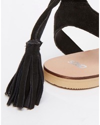 Sandali piatti in pelle scamosciata con frange neri di Asos