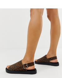 Sandali piatti in pelle scamosciata leopardati marroni di Monki